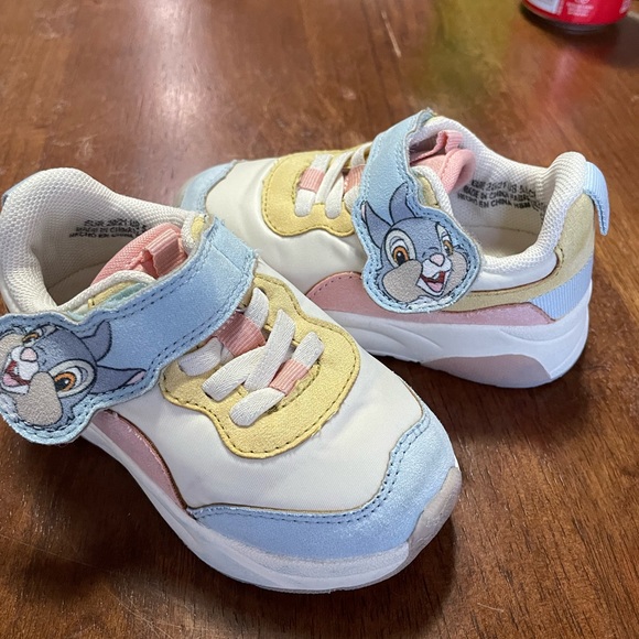 Toddler sneakers size 5.5 - Picture 2 of 3